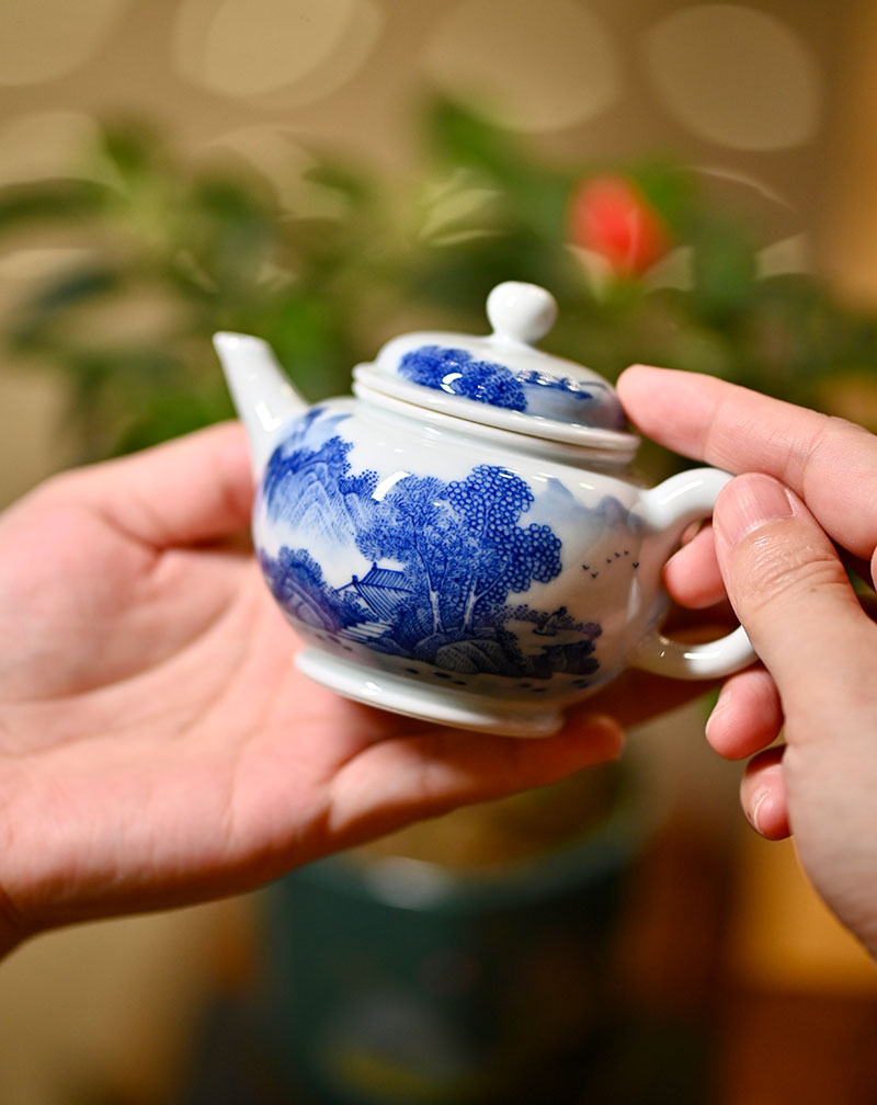 详情青花山水壶_04